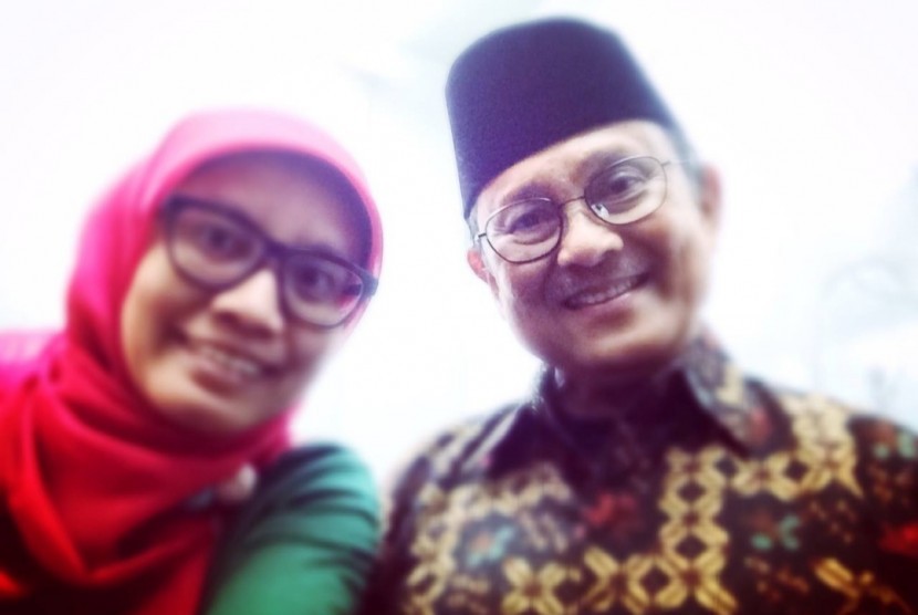 Presiden ketiga RI BJ Habibie (kanan) tampak tersenyum saat diajak selfie oleh wartawan Republika, Reiny Dwinanda.