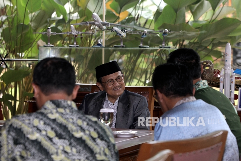 Presiden ketiga RI BJ Habibie (kedua kiri) saat menerima kunjungan calon gubernur DKI Jakarta Agus Harimurti Yudhoyono (kanan) di kediamannya di kawasan Kuningan, Jakarta, Ahad (29/1).