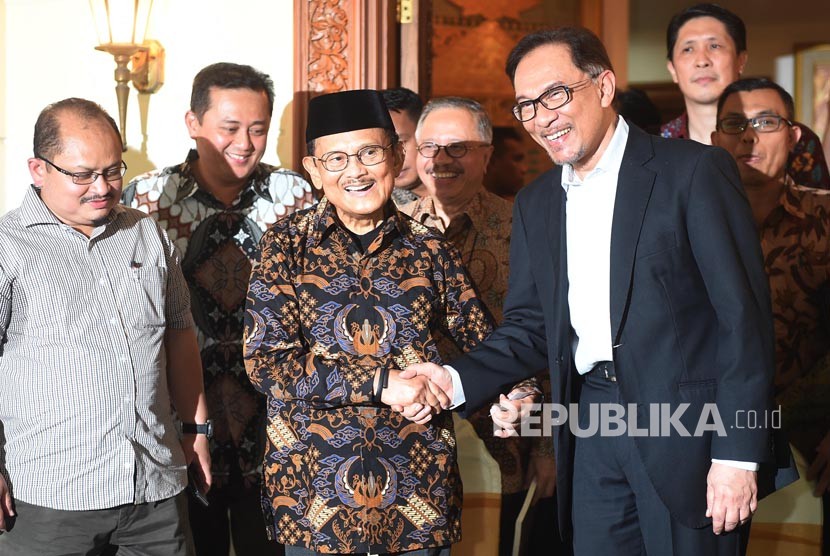 Presiden ketiga RI BJ Habibie (kiri) berjabat tangan dengan mantan Wakil Perdana Menteri Malaysia Anwar Ibrahim seusai melakukan pertemuan di Jakarta, Ahad (20/5). 