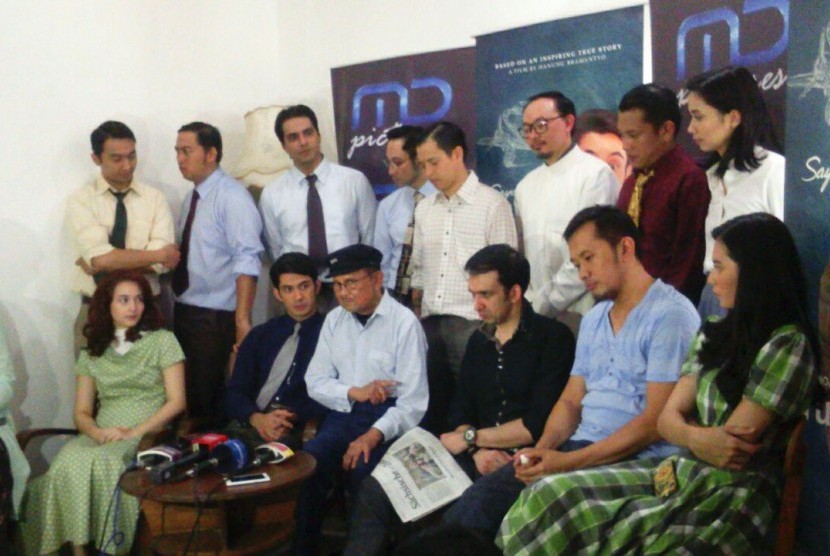 Presiden ketiga RI BJ Habibie memaparkan seputar shooting film 'Rudy Habibie' di kawasan Kemang, Kamis (24/3).