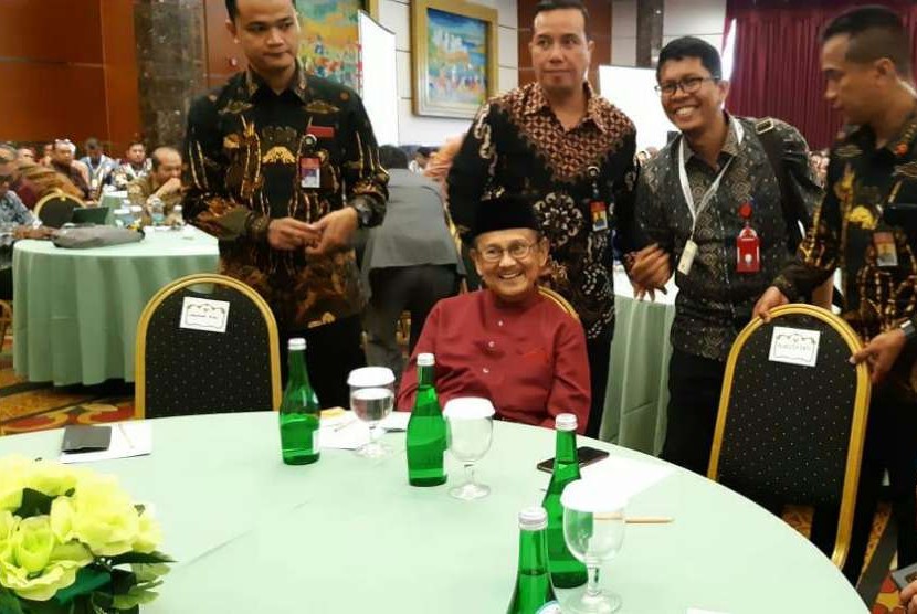 Presiden ketiga RI BJ Habibie menghadiri kegiatan Hari Teknologi Nasional (Hakteknas) di Pekanbaru, Riau, Kamis (9/8). 