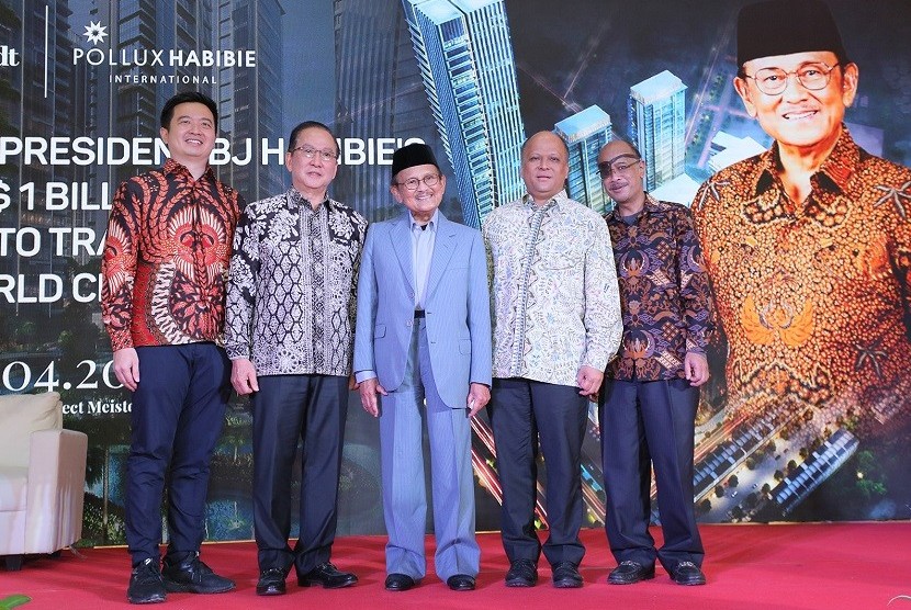 Presiden ketiga RI BJ Habibie menghadiri peluncuran Global Launching Erleseen Tower yang menjadi bagian dari megasuperblok Meisterstadt Batam. 