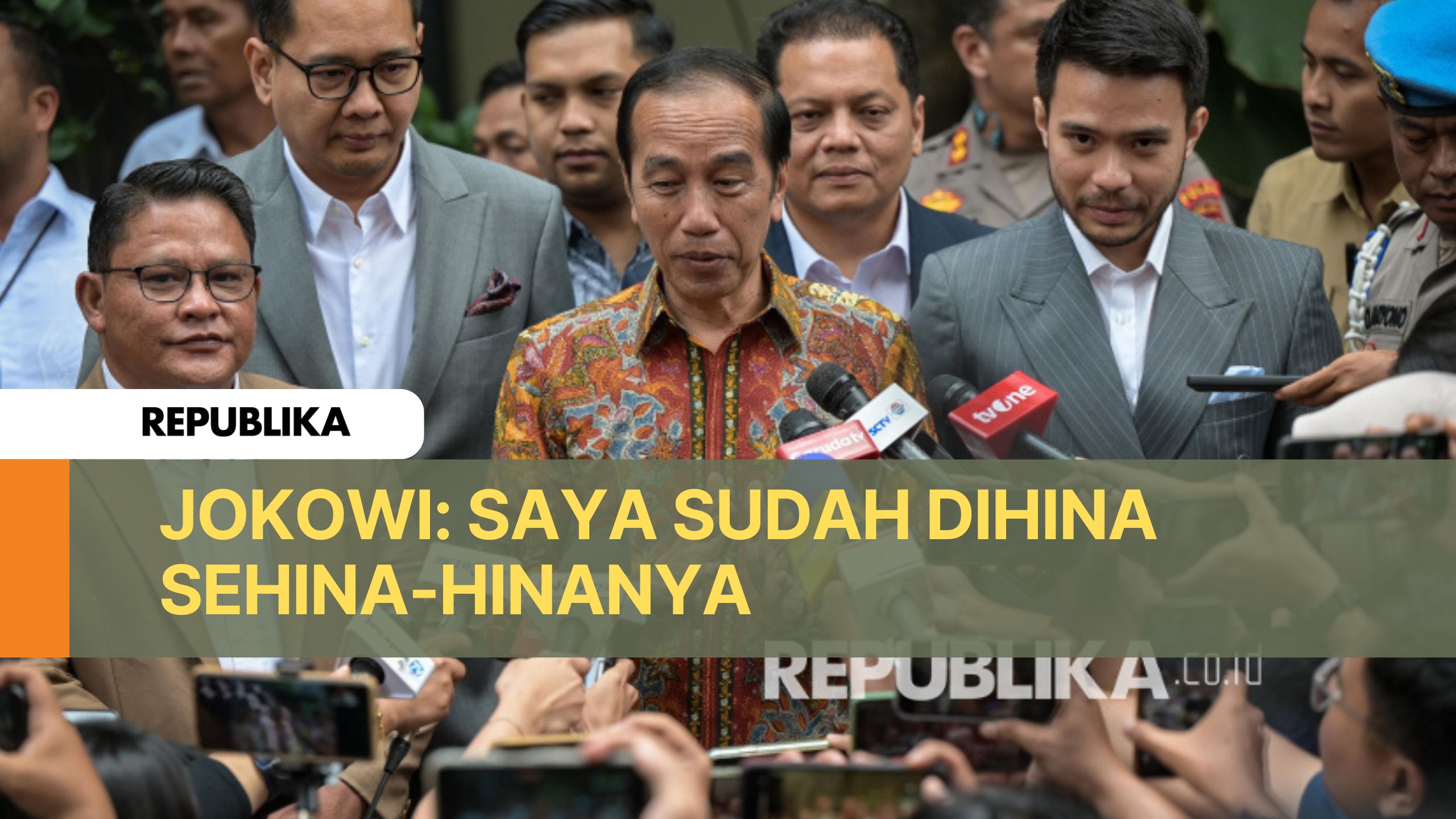 Presiden ketujuh Joko Widodo (tengah) menjawab pertanyaan wartawan di depan Gedung Direktorat Reserse Kriminal Umum Polda Metro Jaya, Jakarta, Rabu (30/4/2025). Jokowi datang ke Polda Metro Jaya untuk melaporkan ijazah palsu yang ditudingkan kepada dirinya. 