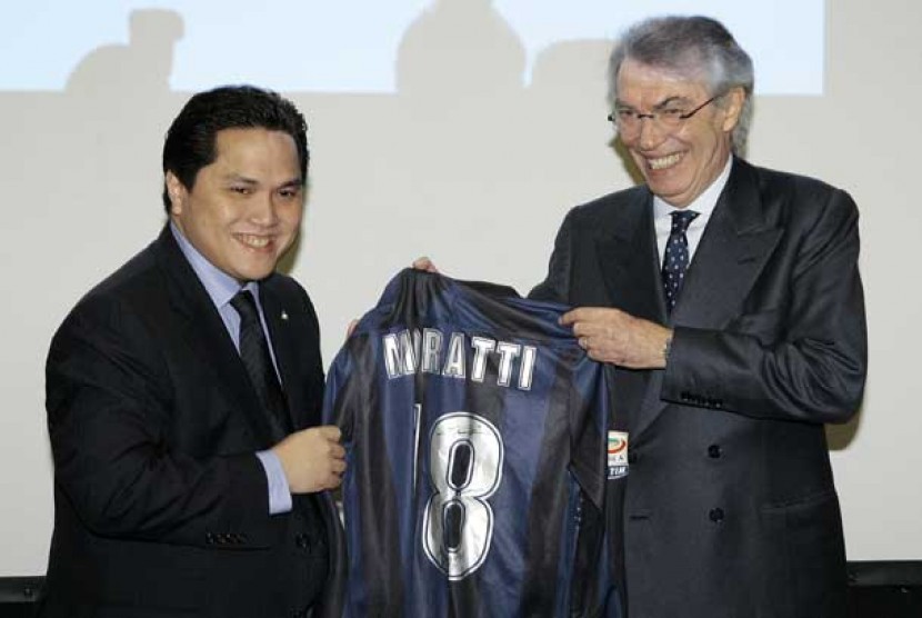  Presiden klub Inter Milan Erick Thohir (kiri) bersama Massimo Moratti memegang jersey Inter Milan saat mereka berpose sebelum konferensi pers di Milan, Jumat (15/11).