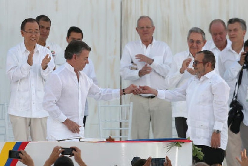 Presiden Kolombi Juan Manuel Santos (depan kiri) dan pemimpin FARC Rodrigo Londono usai menandatangani perjanjian damai di Cartagena, Kolombia yang mengakhiri perang 50 tahun, Senin, 26 September 2016.