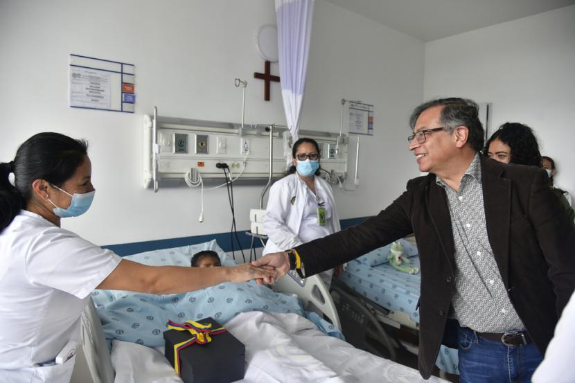 Presiden Kolombia Gustavo Petro menyapa seorang perawat yang merawat salah satu dari empat anak Pribumi yang selamat dari kecelakaan pesawat Amazon yang menewaskan tiga orang dewasa dan kemudian menerobos hutan selama 40 hari sebelum ditemukan hidup-hidup, di sebuah rumah sakit militer di Bogota, Kolombia, Sabtu, Juni 10, 2023.