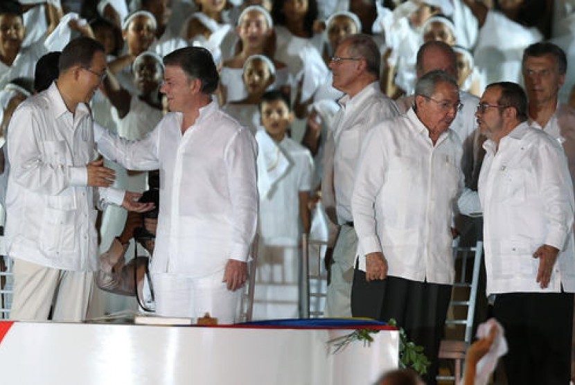 Presiden Kolombia Juan Manuel Santos (kedua kiri) berbicara dengan Sekjen PBB Ban Ki-moon. Presiden Kuba Raul Castro (kedua kanan) berbicara dengan pemimpin FARC Rodrigo Londono dalam penandatanganan kesepakatan damai, Senin, 26 September 2016.