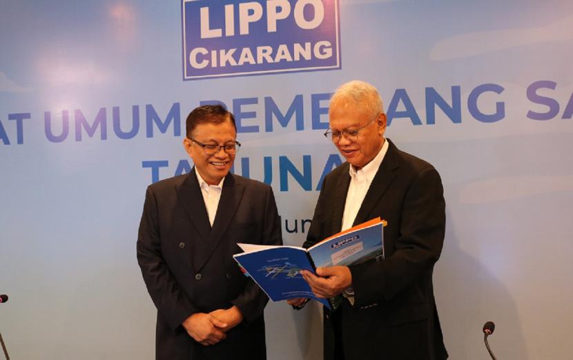 Presiden Komisaris (Independen) LPCK Didik Junaedi Rachbini (kiri) dan Presiden Direktur LPCK Ketut Budi Wijaya saat RUPST LPCK saat RUPST di Hotel Aryaduta Menteng, Jakarta, Kamis (15/6/2023).