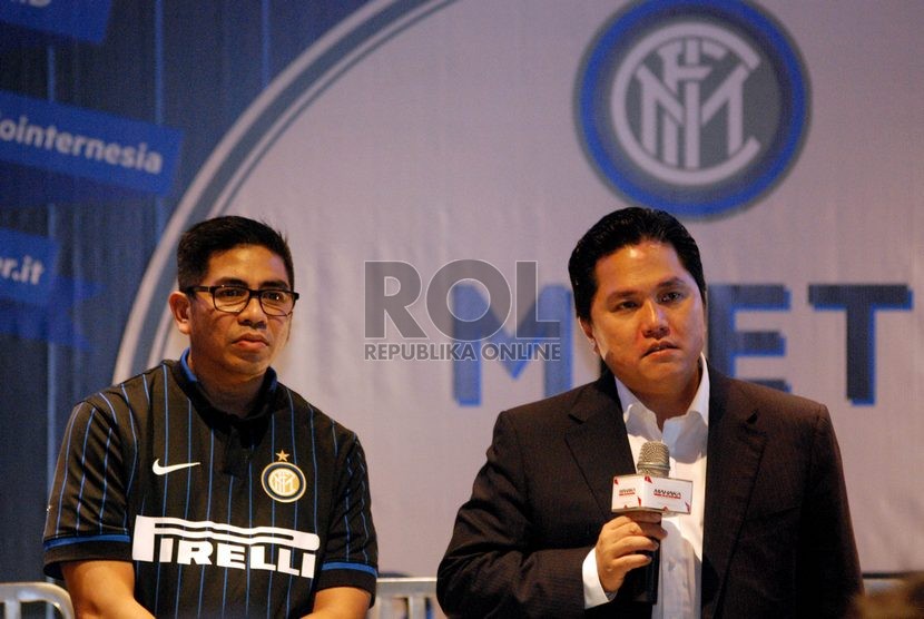  Presiden Komisaris Mahaka Group yang juga Presiden Klub Intermilan Erick Thohir dan CEO PT Mahaka Media Tbk Adrian Syarkawie memberikan keterangan saat Launching Digital Assets F.C Internazionale di Jakarta, Kamis (11/9). 
