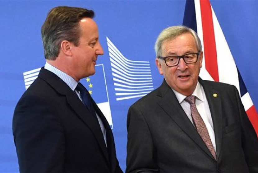 Presiden Komisi Eropa Jean-Claude Juncker (kanan), berbicara dengan Perdana Menteri Inggris David Cameron menjelang pertemuan di markas Uni Eropa di Brussels, Selasa, 28 Juni 2016.
