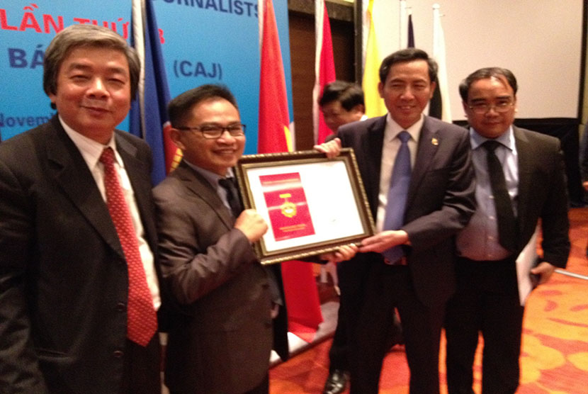 Presiden Konfederasi Wartawan ASEAN (CAJ) memberikan penghargaan kepada Akhmad Kusaeni.