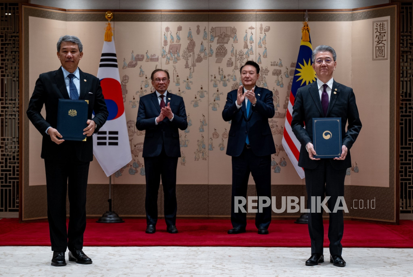 Presiden Korea Selatan (Korsel) Yoon Suk Yeol dan Perdana Menteri (PM) Malaysia Anwar Ibrahim.