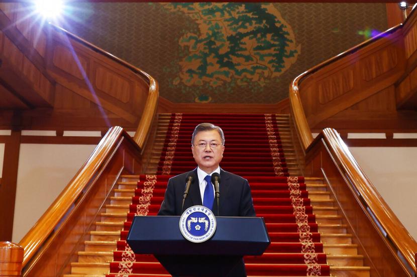Presiden Korea Selatan Moon Jae-in menyampaikan pidato perpisahan di Gedung Biru kepresidenan di Seoul, Korea Selatan, Senin, 9 Mei 2022. Moon membela kebijakannya untuk melibatkan Korea Utara, mengatakan dalam pidato perpisahannya Senin bahwa ia berharap upaya untuk memulihkan perdamaian dan denuklirisasi di Semenanjung Korea akan terus berlanjut.