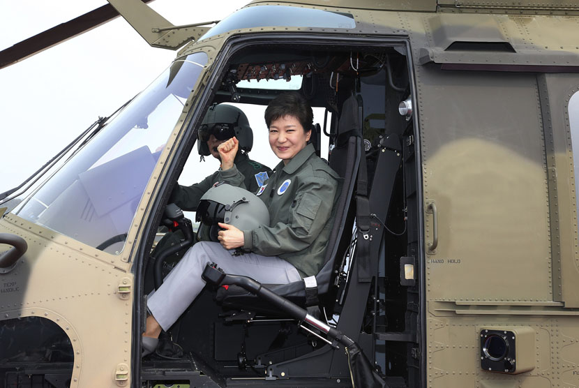 Presiden Korea Selatan Park Geun-hye berpose di dalam helikopter Surion milik Angkatan Darat Korea Selatan, saat upacara merayakan penggunaan helikopter tersebut di Sekolah Penerbangan Angkatan Darat di Nonsan, sekitar 190 km selatan Seoul, Rabu (22/5).   