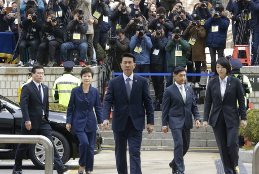 Presiden Korea Selatan yang dimakzulkan Park Geun-hye (kedua dari kiri) tiba di Pengadilan Distrik Pusat Seoul untuk mendengarkan permintaan jaksa atas skandal korupsi yang melilitnya, 30 Maret 2017. 