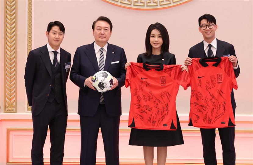  Presiden Korea Selatan Yoon Suk-yeol (2-L), ibu negara Kim Keon-hee (2-R), pemain Korea Selatan Lee Kang-in (L) dan Son Heung-min (R). 