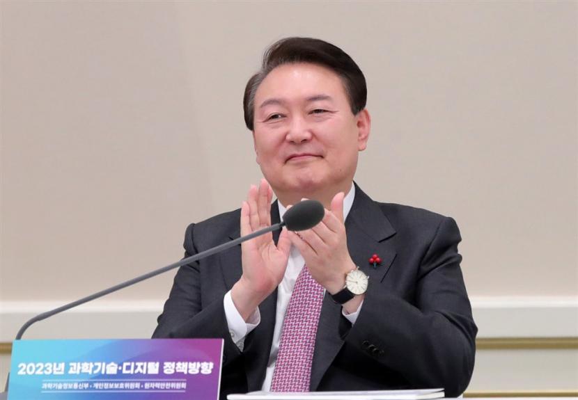  Presiden Korea Selatan Yoon Suk Yeol mengatakan pertemuan puncak dengan AS dan Jepang akan menetapkan tonggak baru dalam kerja sama trilateral. 