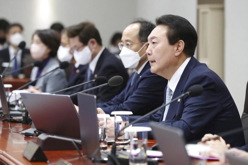 Presiden Korea Selatan Yoon Suk Yeol, kanan, berbicara dalam rapat kabinet di kantor kepresidenan di Seoul, Korea Selatan, Selasa, 29 November 2022.
