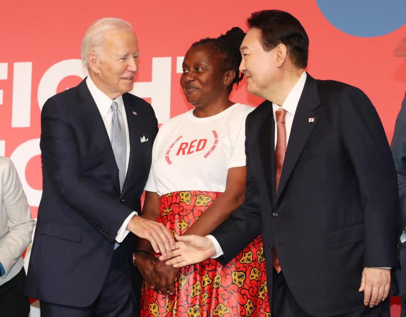 Presiden Korea Selatan Yoon Suk-yeol (kanan) berbicara dengan Presiden AS Joe Biden (kiri) setelah menghadiri konferensi ketujuh pengisian Dana Global untuk Memerangi AIDS, Tuberkulosis, dan Malaria yang berbasis di Jenewa, di New York, New York, AS, 21 September 2022.