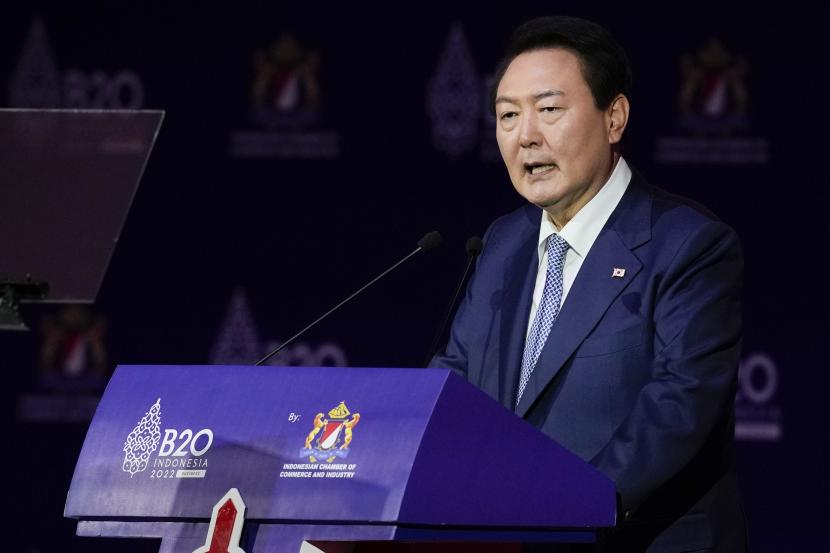  Presiden Korea Selatan Yoon Suk Yeol menyampaikan pidatonya pada KTT B20 menjelang KTT para pemimpin G20 di Nusa Dua, Bali, Senin, 14 November 2022.