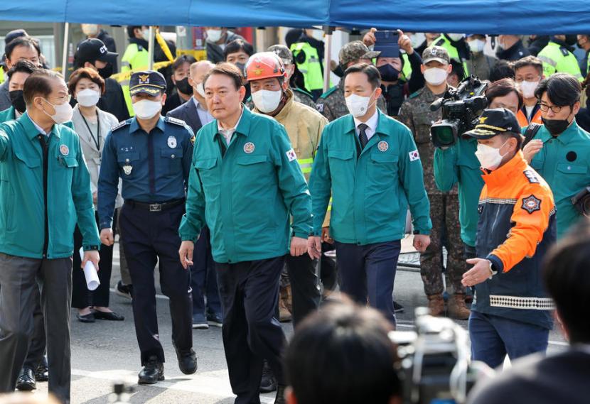Presiden Korea Selatan Yoon Suk-yeol (tengah-kiri) mengunjungi lokasi insiden perayaan Halloween di distrik Itaewon, Seoul, Korea Selatan, 30 Oktober 2022. Sebanyak 151 orang meninggal dunia dan 82 luka-luka setelah berdesakan dalam kerumunan pada 29 Oktober.