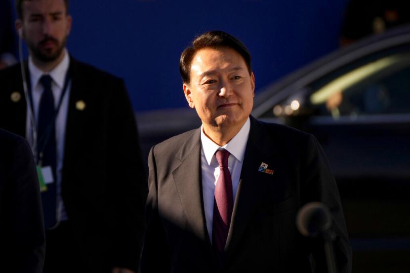 Presiden Korea Selatan Yoon Suk Yeol tiba untuk menghadiri KTT NATO di Madrid, Spanyol, pada Kamis, 30 Juni 2022.