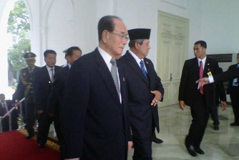 Presiden Korea Utara, Kim Yong Nam disambut Presiden Susilo Bambang Yudhoyono saat kunjungan kenegaraannya di Indonesia, Selasa (15/5).