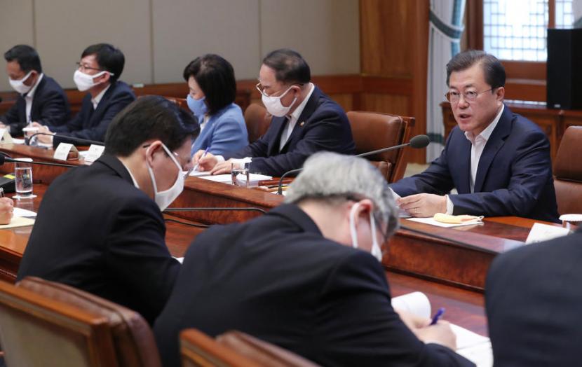 Presiden Korsel Moon Jae-in gelar rapat untuk bahas bantuan keuangan bagi masyarakat akibat pandemi Covid-19. Ilustrasi