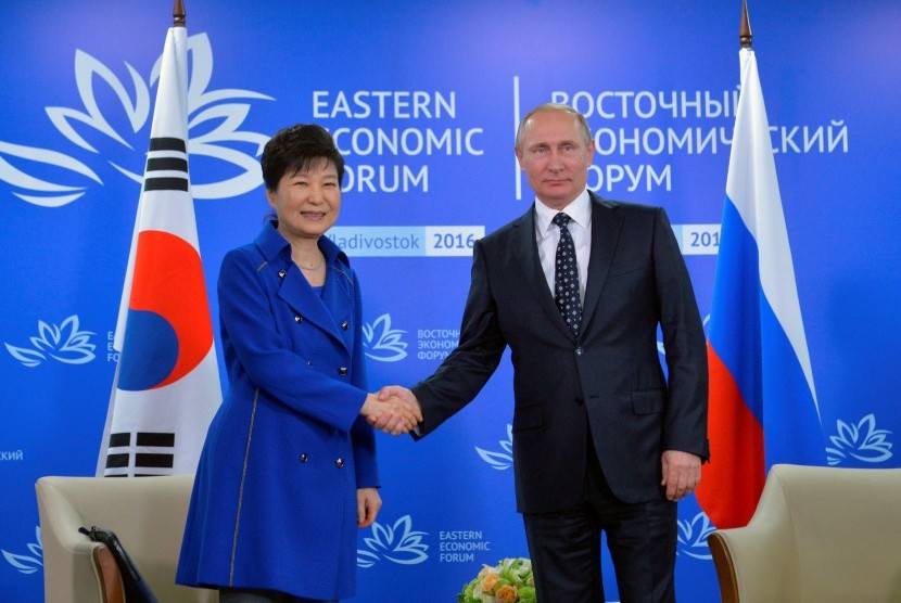 Presiden Korsel Park Geun-hye bertemu dengan Presiden Rusia Vladimir Putin dalam Eastern Economic Forum di Rusia.