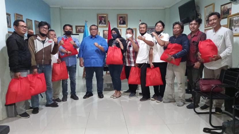 Presiden KSPSI Andi Gani Nena Wea (baju biru) menyerahkan secara langsung bantuan sembako bagi 135 orang anggotanya yang terkena Pemutusan Hubungan Kerja (PHK). 