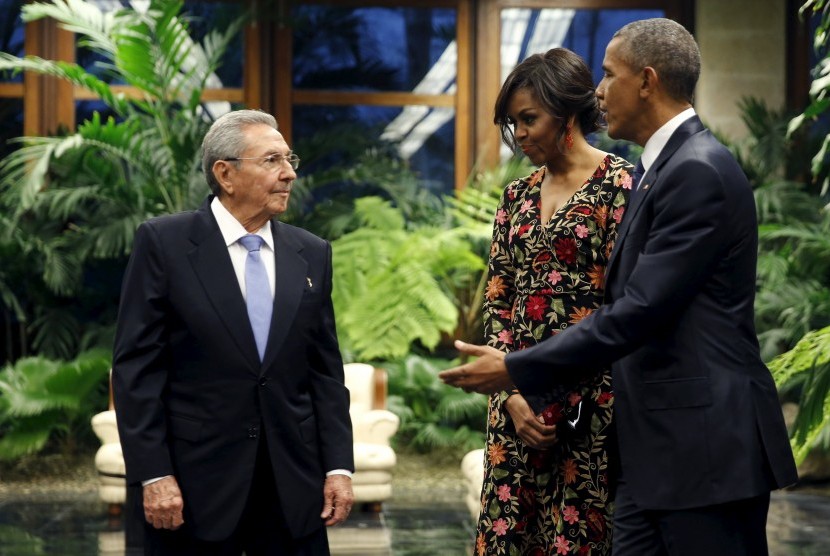 Presiden Kuba Fidel Castro menyambut Presiden AS Barack Obama dan istrinya dalam jamuan di istananya di Havana, Kuba, (22/3).