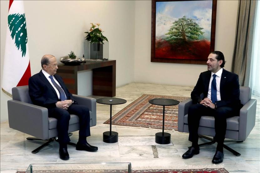 Presiden Lebanon Michel Aoun (kiri) bertemu Perdana Menteri Lebanon Saad al-Hariri (kanan) di Beirut, Lebanon pada 23 Desember 2020.