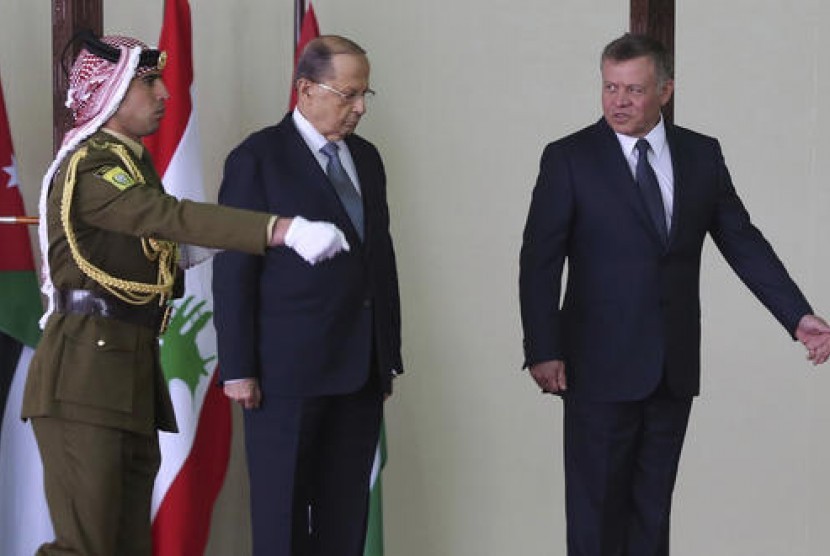 Presiden Lebanon Michel Aoun (tengah) dan Raja Yordania Abdullah II (kanan) saat upacara resmi di Bandara Marka di Amman, Yordania, Selasa, 14 Februari 2017.