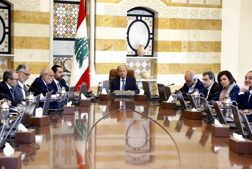 Presiden Lebanon Michel Aoun (tengah) memimpin rapat kabinet di istana negara di Baabda, timur Beirut, Lebanon, Senin (21/10). Pemerintah mengajukan rencana reformasi untuk mengatasi protes dan krisis ekonomi.