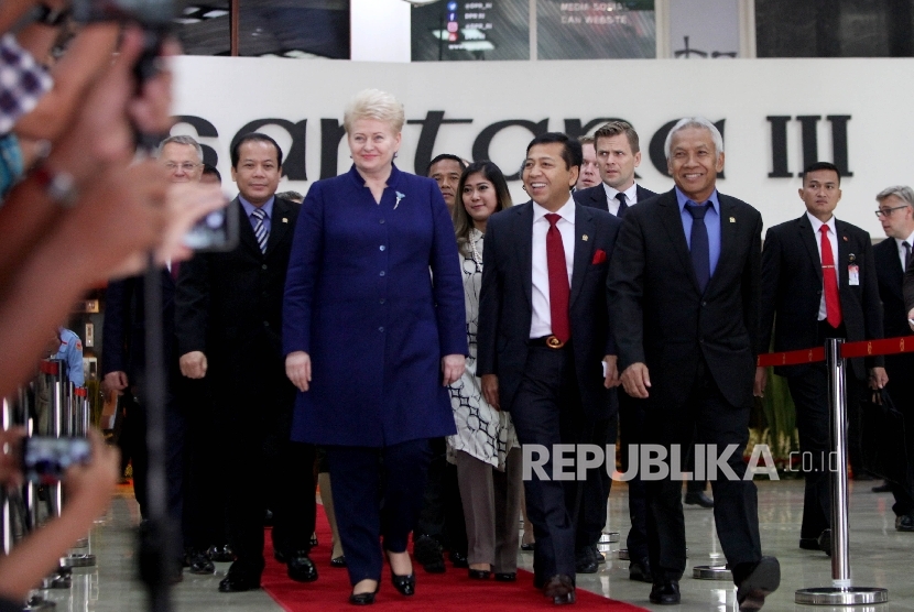Presiden Lithuania, Dalia Grybauskatie (baju biru) didampingi Ketua DPR RI Setya Novanto usai melakukan kunjungan di Kompleks Parlemen RI, Senayan, Jakarta, Rabu (17/5).