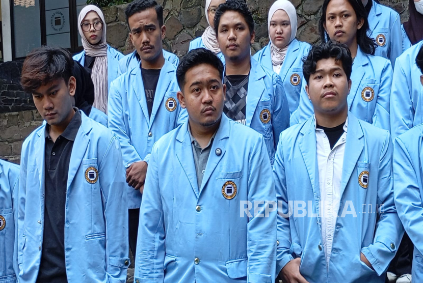 Presiden Mahasiswa Unisba Kamal Rahmatullah memberikan keterangan terkait peristiwa tembakan gas air mata oleh aparat kepolisian ke area kampus, Selasa (2/9/2025).