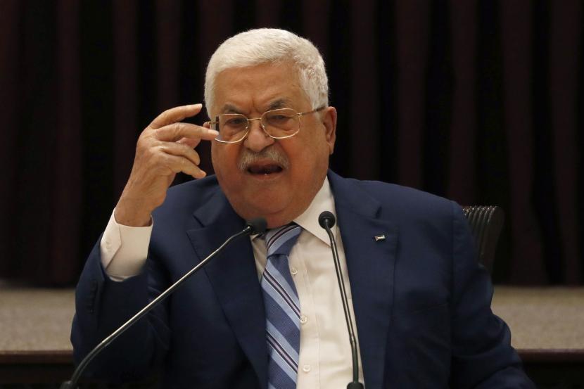 Mahmoud Abbas Serukan Dialog Nasional. Presiden Mahmoud Abbas memberi isyarat selama pertemuan dengan kepemimpinan Palestina untuk membahas kesepakatan Uni Emirat Arab dengan Israel untuk menormalisasi hubungan, di kota Ramallah Tepi Barat pada hari Selasa, 18 Agustus 2020.