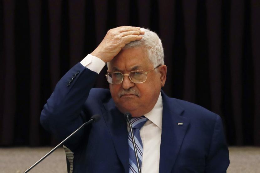  Presiden Mahmoud Abbas memberi isyarat selama pertemuan dengan kepemimpinan Palestina untuk membahas kesepakatan Uni Emirat Arab dengan Israel untuk menormalisasi hubungan, di kota Ramallah Tepi Barat pada hari Selasa, 18 Agustus 2020.