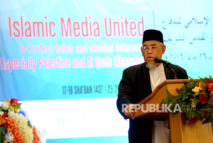 Presiden Majelis Perunding Pertubuhan Islam Malaysia (MAPIM), Dr Cikgu Mohd Azmi Bin Abdul Hamid membacakan deklarasi hasil pertemuan saat penutupan ICIM 2016 di Jakarta, Kamis (26/5).  (Republika/Wihdan)
