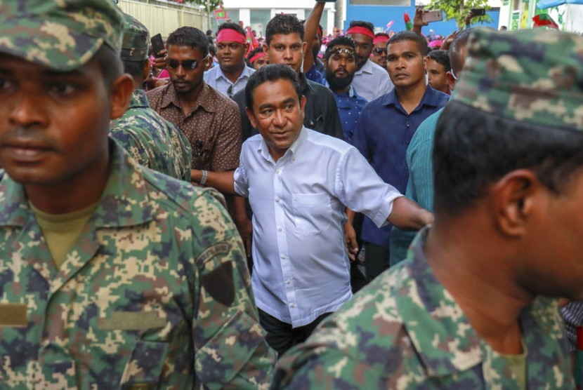 Mantan Presiden Maladewa Abdulla Yameen dikeliling pengawalnya di Male, Maladewa, Sabtu (3/2).