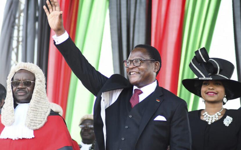 Presiden Malawi yang baru terpilih Lazarus Chakwera menyapa para pendukungnya setelah dilantik di Lilongwe, Malawi, 28 Juni 2020. 