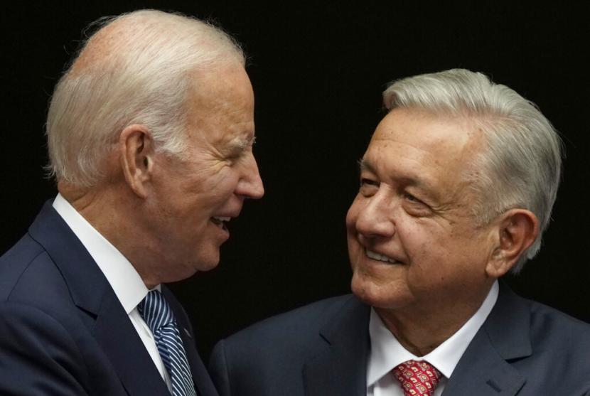 Presiden Meksiko Andres Manuel Lopez Obrador dan Presiden AS Joe Biden. Presiden Meksiko Andres Manuel Lopez Obrador mengatakan Meksiko lebih aman dari Amerika Serikat (AS)