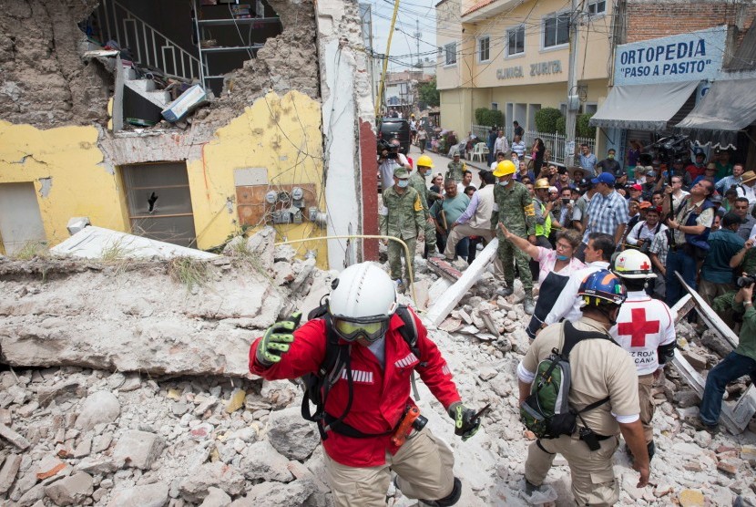 Presiden Meksiko Enrique Pea Nieto (tengah kanan) sat berkunjung ke salah satu lokasi gempa di Jojutla, Morelos, Rabu (20/9).