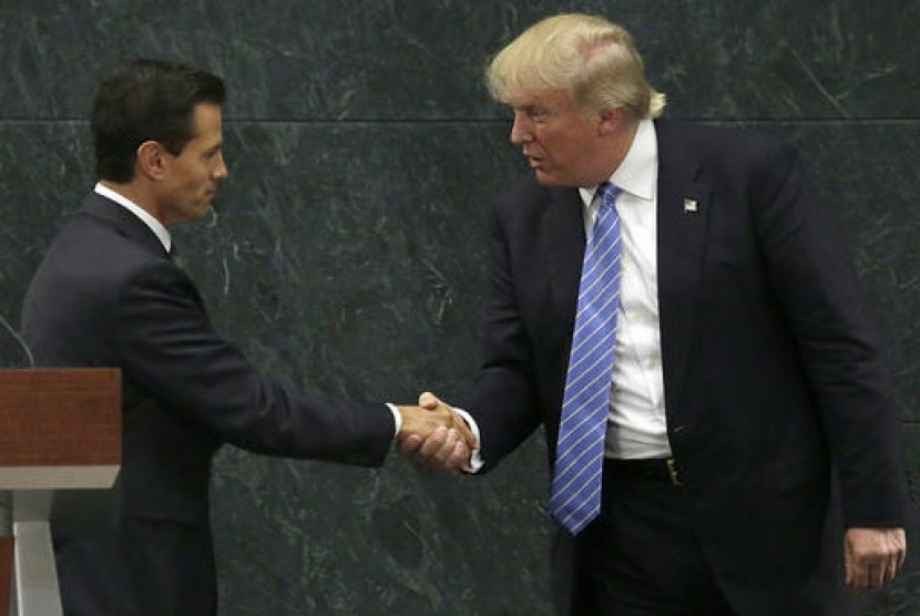Presiden Meksiko Enrique Pena Nieto dan calon presiden AS Donald Trump bersalaman usai konferensi pers bersama di Los Pinos, kediaman resmi presiden, di Mexico City, Rabu, 31 Agustus 2016.