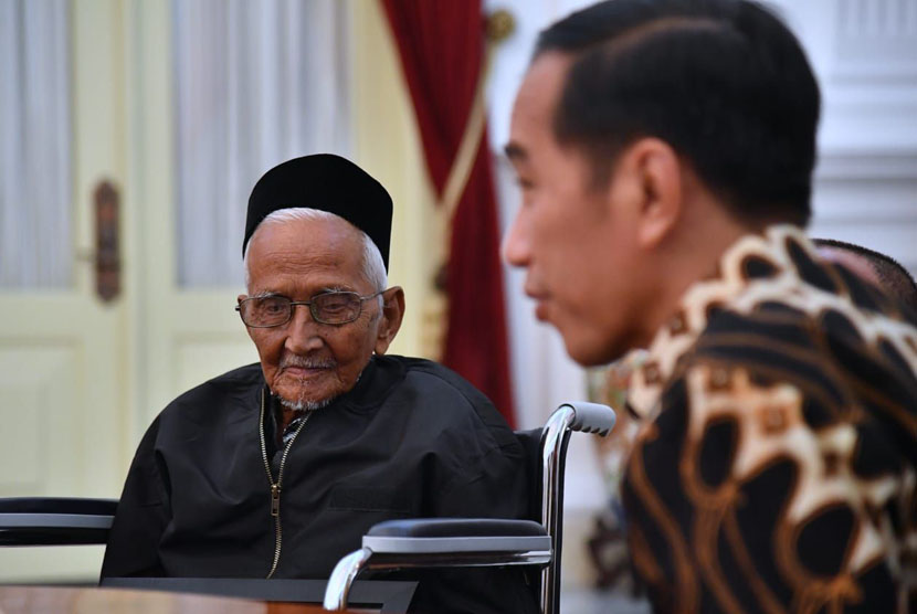 Presiden menerima Nyak Sandang, pria 91 tahun asal Aceh di Istana Merdeka pada Rabu, 21 Maret 2018.
