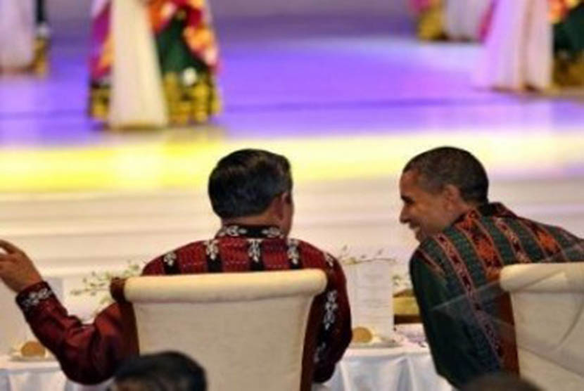 Presiden mengenakan kemeja berbahan kain tenun ikat merahmerah sedang berbincang dengan Presiden AS yang mengenakan kemeja tenun ikat hijau pada jamuan makan malam kenegaraan