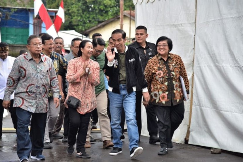 Presiden menyerahkan langsung sejumlah Surat Keputusan (SK) Perhutanan Sosial kepada masyarakat di Provinsi Jawa Barat, dalam acara penyerahan yang digelar di Taman Hutan Rakyat Juanda, Kota Bandung, Ahad (11/11)