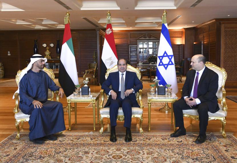 Presiden Mesir Abdel Fattah al-Sisi, Perdana Menteri Israel Naftali Bennett, dan Putra Mahkota Uni Emirat Arab (UEA) Sheikh Mohammed bin Zayed melakukan pertemuan trilateral di resor Laut Merah Sharm el-Sheikh, Selasa (22/3/2022).