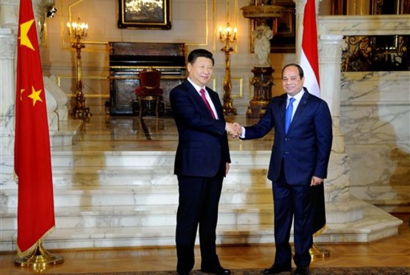 Presiden Mesir Abdel-Fattah el-Sisi (kanan) berjabat tangan dengan Presiden Cina Xi Jinping di Istana Kepresidenan di Kairo, Mesir, Kamis, 21 Januari 2016.