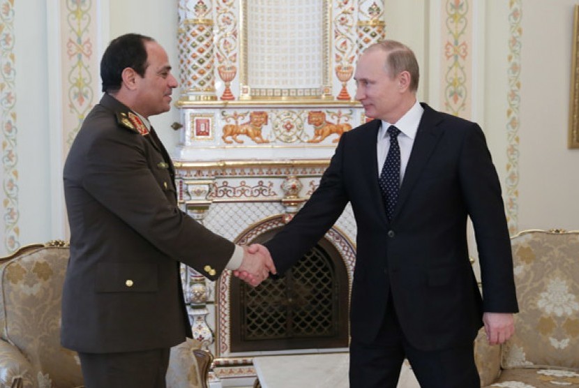 Presiden Mesir Abdul Fatah as-Sisi ketika bertemu Perdana Menteri Rusia, Vladimir Putin di Novo-Ogaryovo pada 13 Februari 2014.